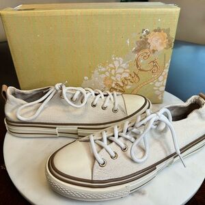 Very G Drianna Sneaker Cream/White Women’s Size 10 - NWT